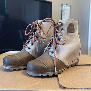 Size 9 women’s sorrel 1964 wedge bootie